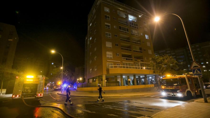 Tres heridos por inhalación de humo en un incendio en la calle Nadadora Carmen Soto de Alicante