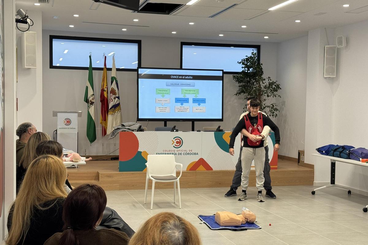 La Hermandad del Amor y el Colegio de Enfermería refuerzan la cardioprotección en la Semana Santa de Córdoba.