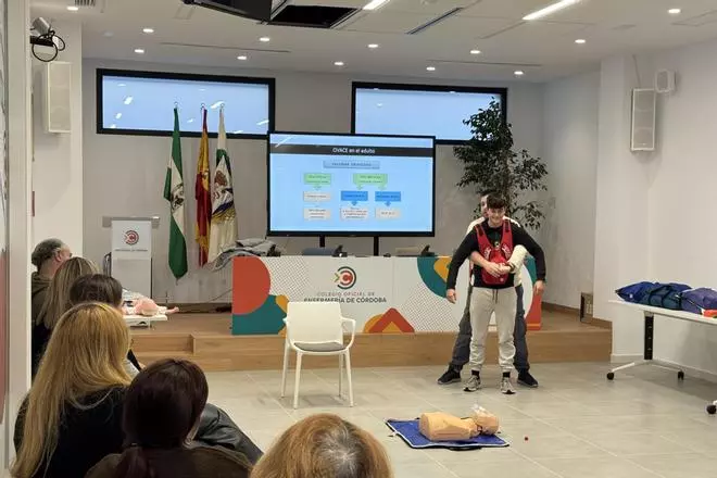 La Hermandad del Amor y el Colegio de Enfermería refuerzan la cardioprotección en la Semana Santa de Córdoba