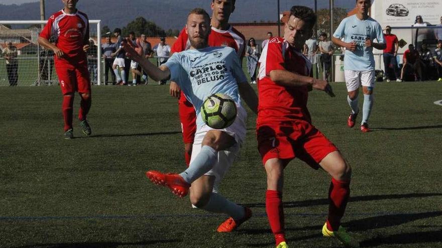 Un jugador del Beluso y otro del Marcón disputan un balón. // Santos Álvarez