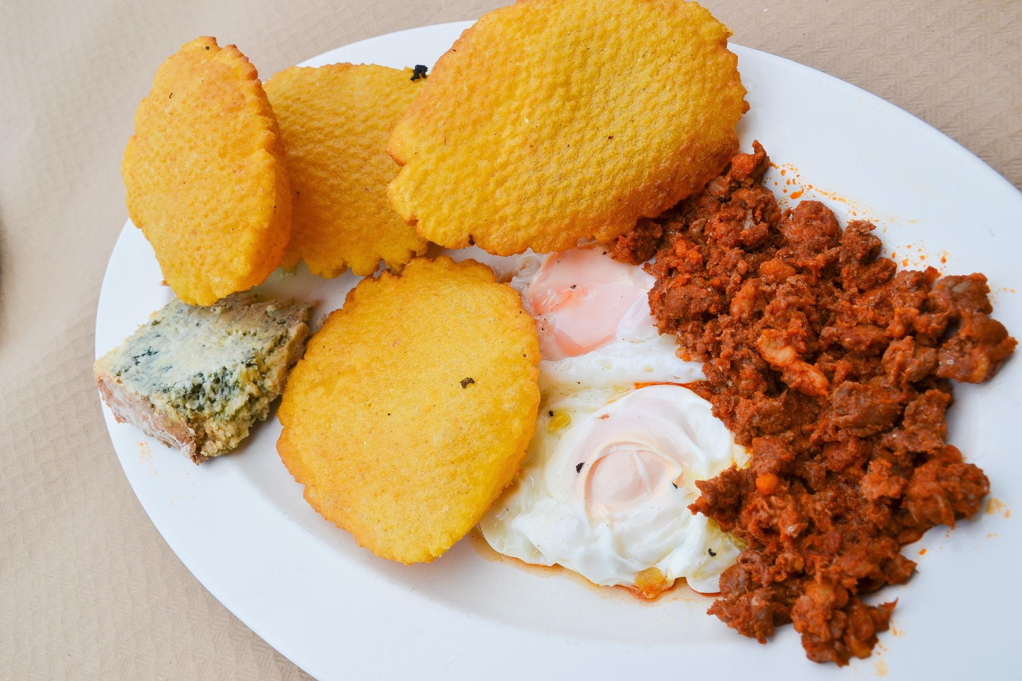 Tortos, quesu cabrales, huevos fritos y picadillo casero, uno de los platos con demanda en El Rincón de Pin.