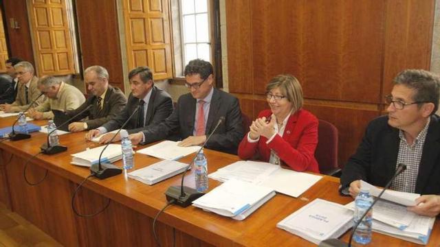 Quintana, acompañada del secretario xeral de Montes, preside la reunión del Consello Forestal. // X. Álvarez