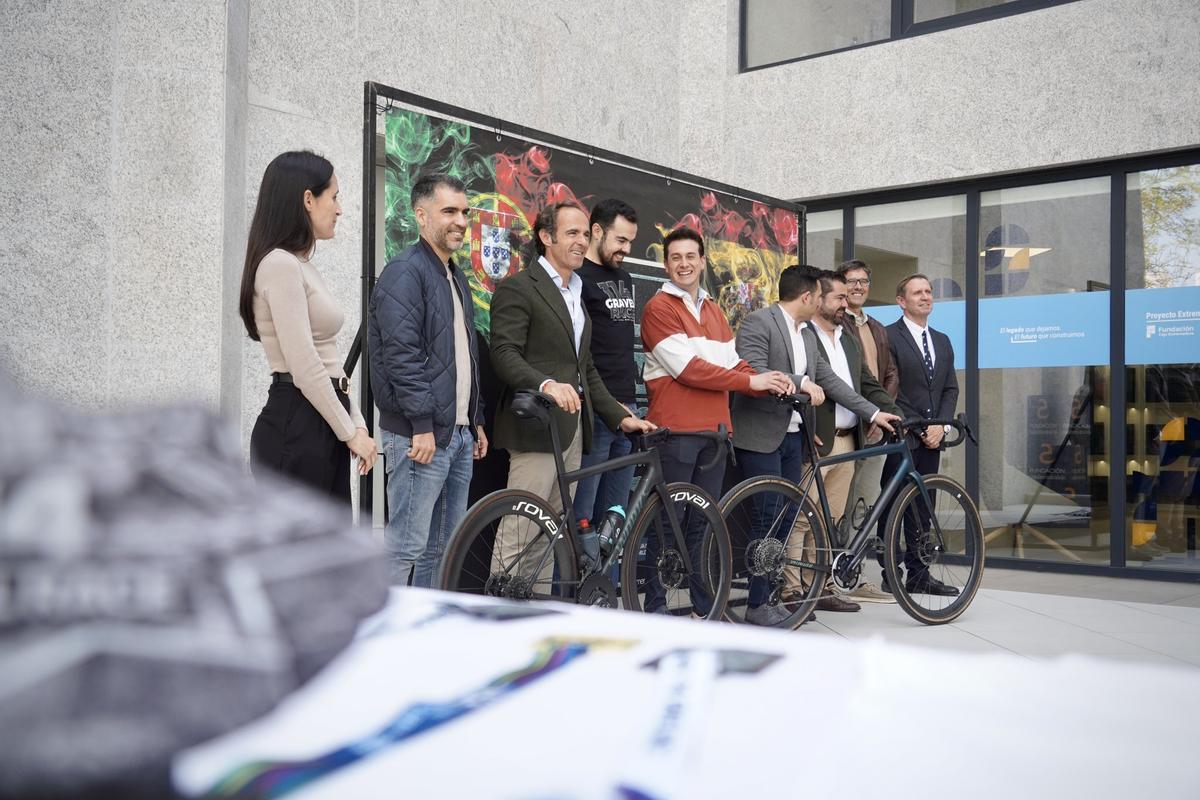 Representantes institucionales y organizadores durante la presentación de la carrera.