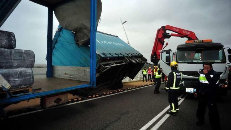 Un camión con dos remolques volcó ayer en el puente de la Illa de Arousa a causa del fuerte viento.