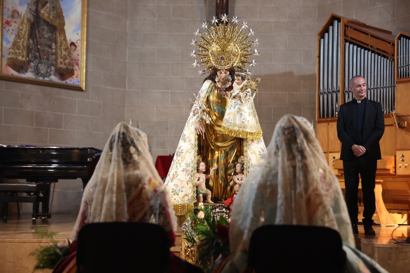 El Besamanos a la Virgen se remata con Carmen, Nerea y las cortes