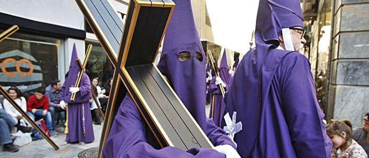 Nazarenos de los Salzillos procesionando por Murcia.