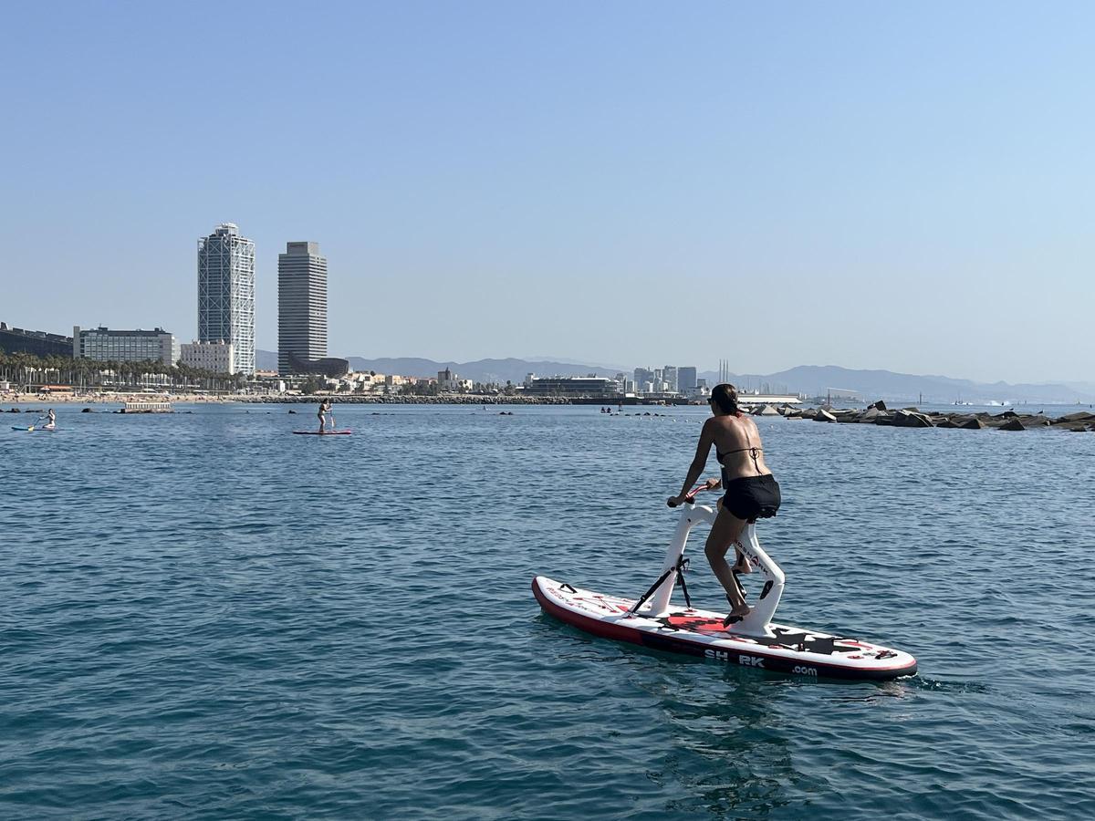 Bikesurf, las nuevas bicis acuáticas  surfean en la playa de la Barceloneta