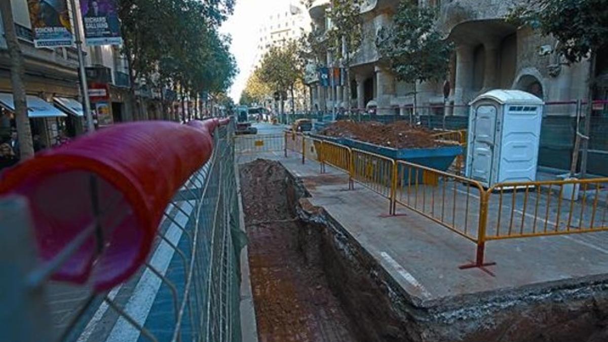 Obras en la calle de Provença de la pantalla subterránea de protección de la Pedrera por el túnel del AVE, ayer.
