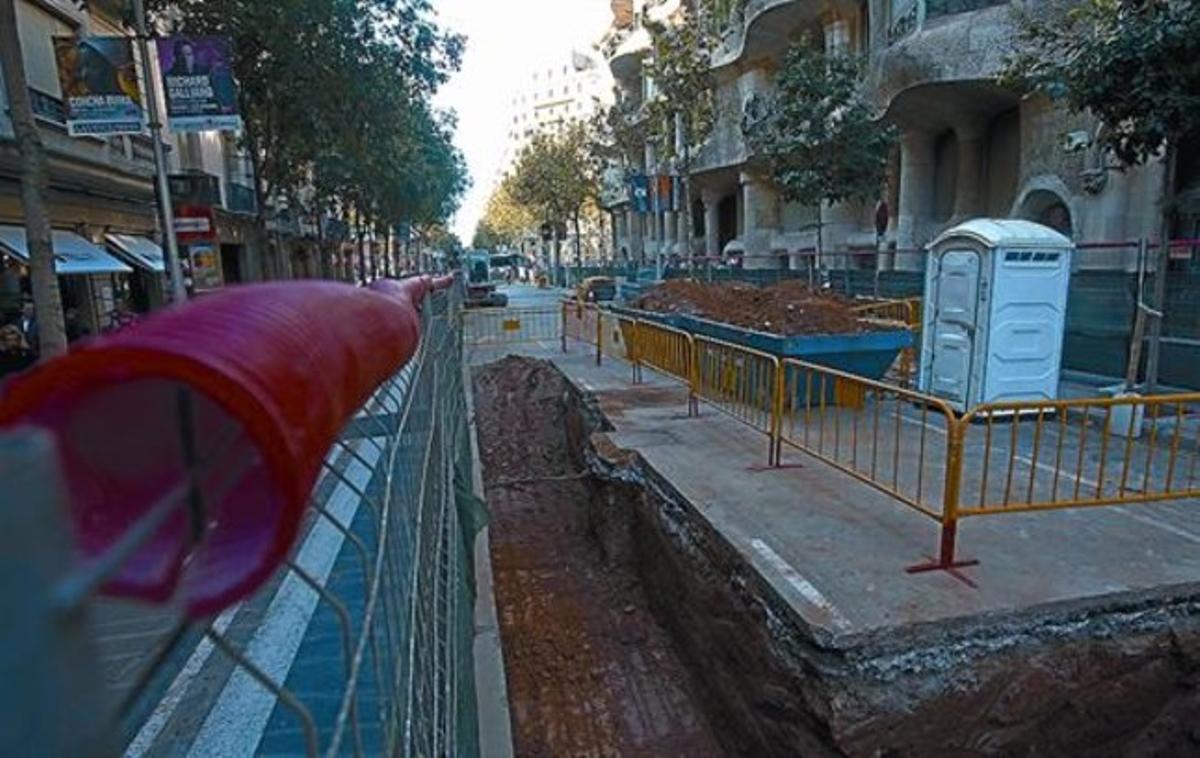 Obres al carrer de Provença de la pantalla subterrània de protecció de la Pedrera pel túnel de l’AVE, ahir.