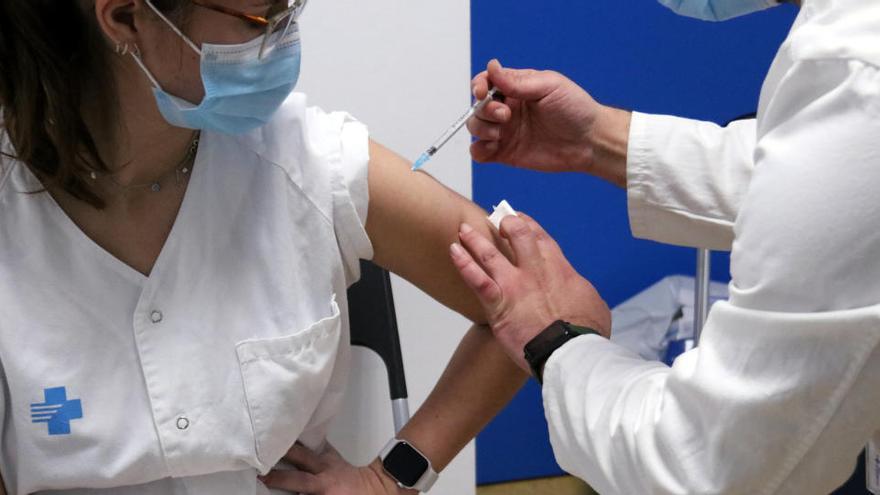 Salut Pública acorda no retardar la segona dosi de la vacuna