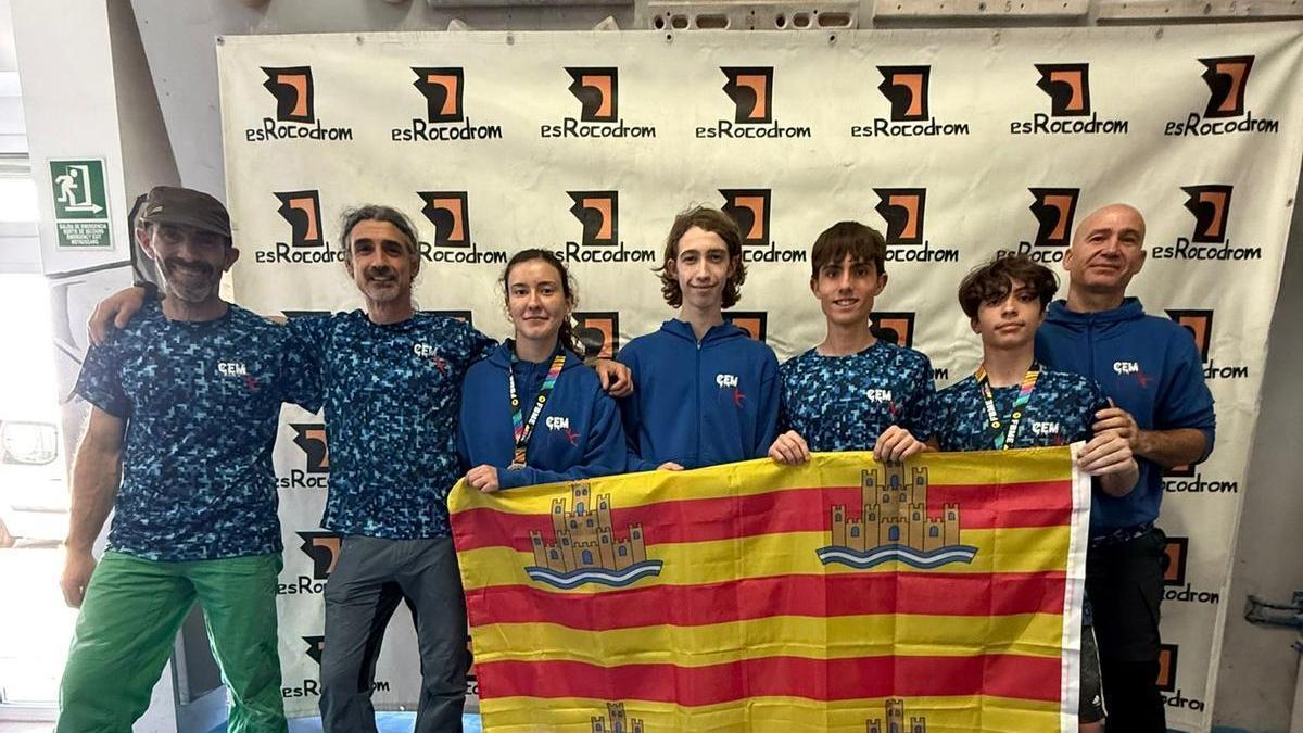 El Club Eivissenc de Muntanya posa con sus escaladores