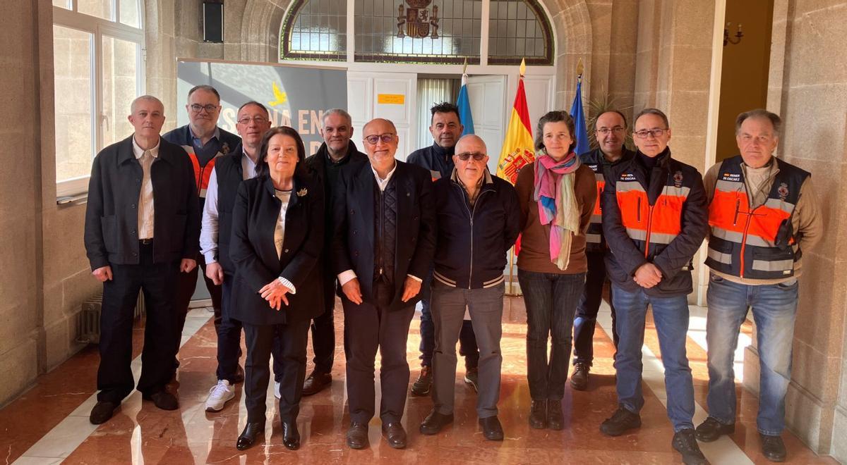 El subdelegado del Gobierno, Abel Losada (en el centro), con representantes de Protección Civil, Remer  y algunos de los radioaficionados que recibieron el diploma de permanencia. | FDV
