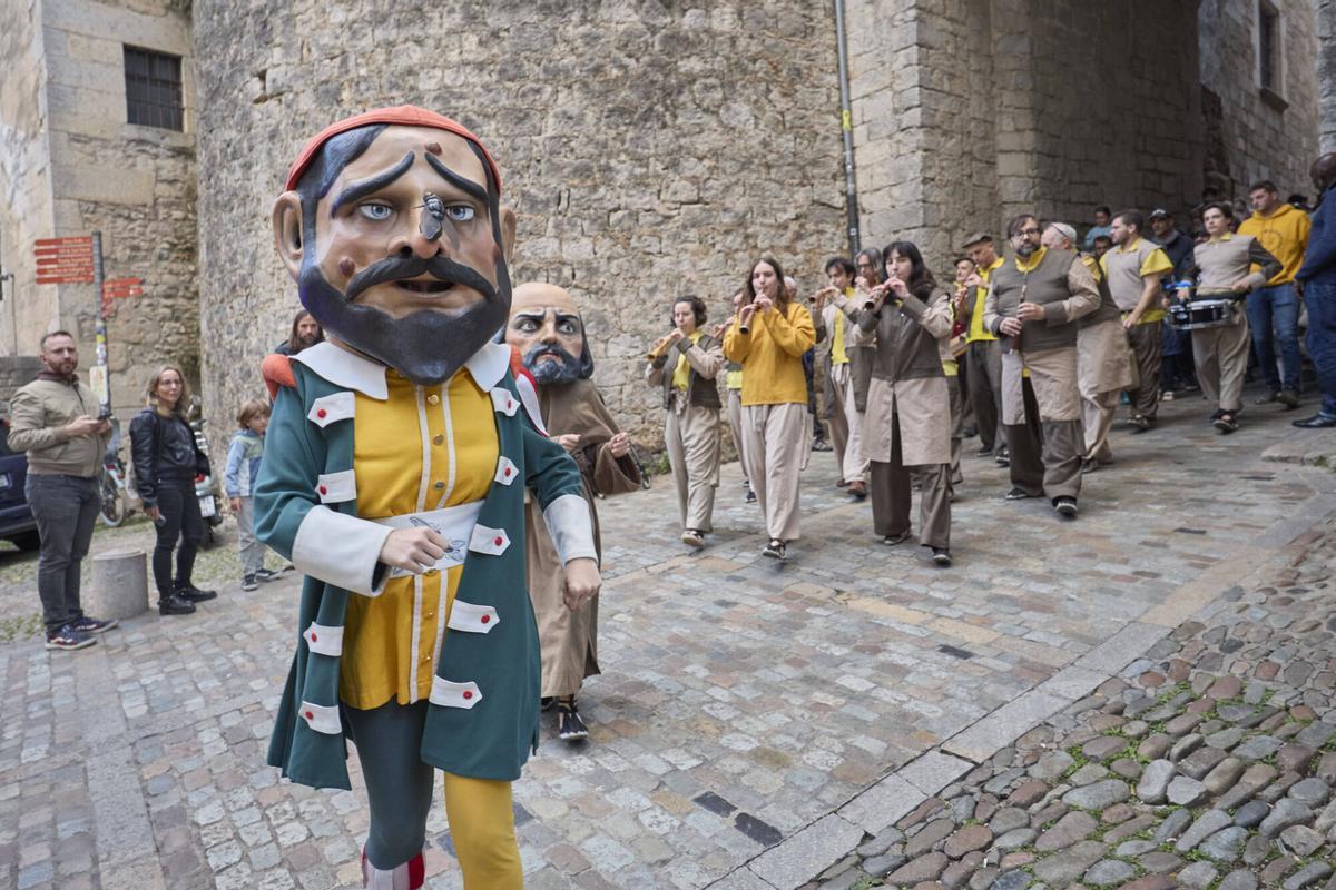 Les fotos de la passejada de capgrossos i gegants a la plaça de la catedral de Girona Les fotos de la passejada de capgrossos i gegants a la plaça de la catedral de Girona