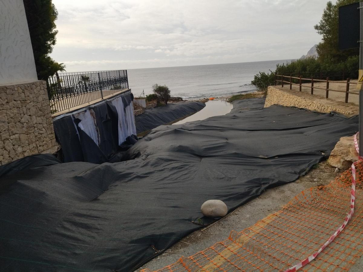 La desembocadura del barranco en la cala Baladrar