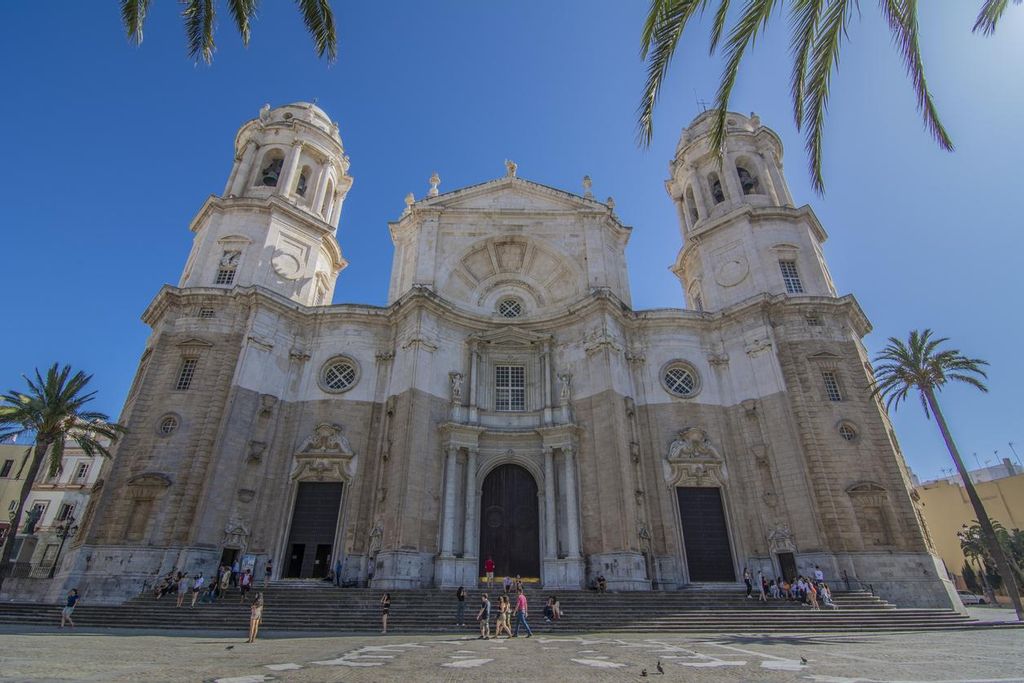 Catedral de Santa Cruz en el centro histórico de la ciudad de Cádiz