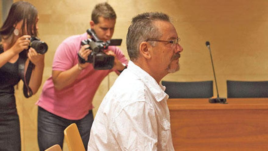 El progenitor condenado por un delito continuado de agresión sexual, en el juicio en Girona.