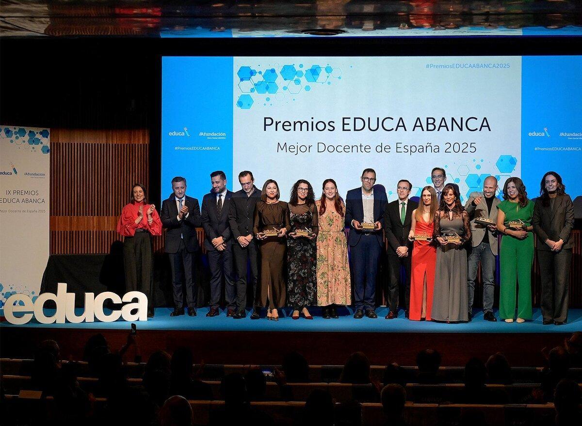 Foto de las personas premiadas y las autoridades presentes en los IX Premios EDUCA ABANCA