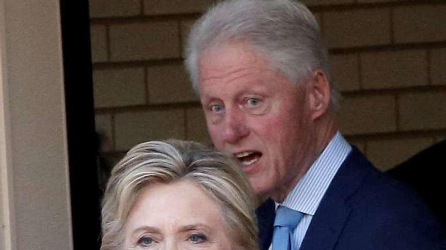 Hillary y Bill Clinton, tras votar en Chappaqua (Nueva York). // Reuters