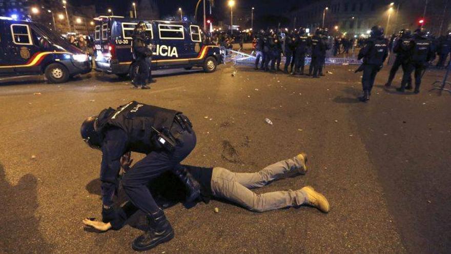 Dos detenidos tras disturbios y cargas policiales en la plaza de Colón