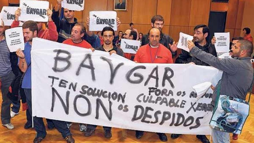 Los trabajadores de Baygar irrumpieron en el pleno y desplegaron pancartas en contra de los despidos.  // Iñaki Abella