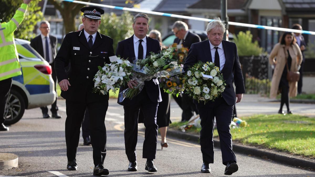 Boris Johnson i Priti Patel reten homenatge a David Amess