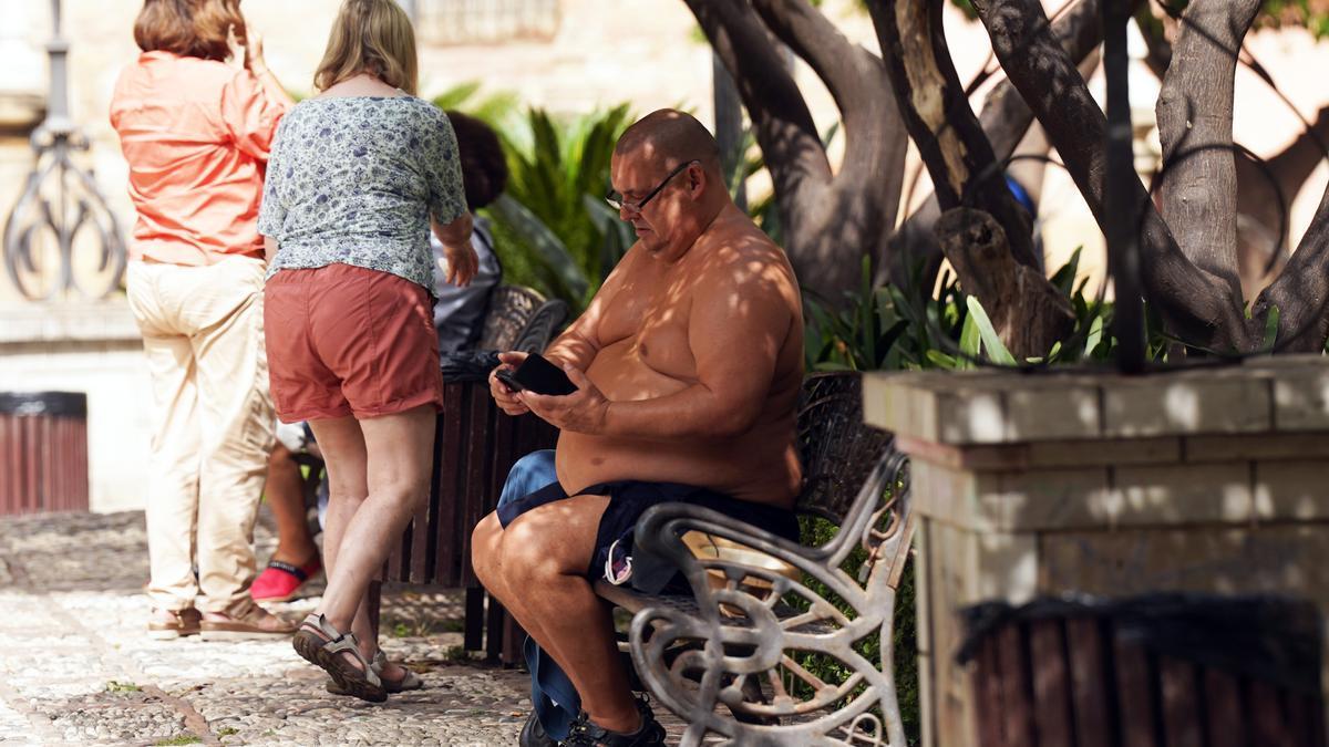 Ir con el torso desnudo está prohibido en Málaga.