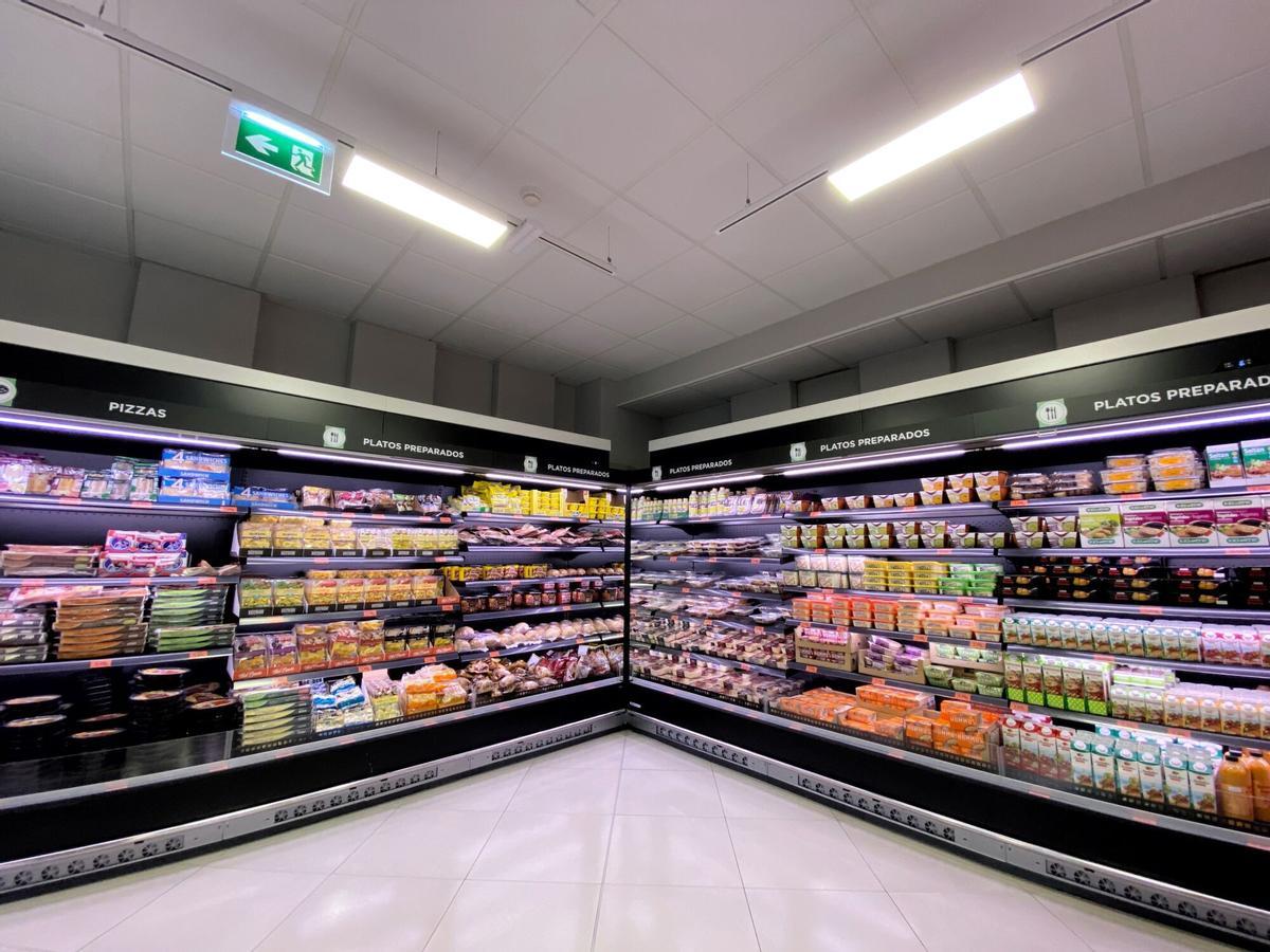 Neveras con platos preparados en un supermercado.