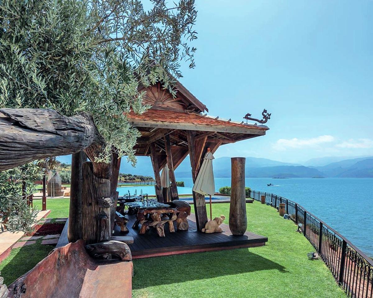 Lago Bin El Ouidane ante el Widiane Resort &amp; Spa.