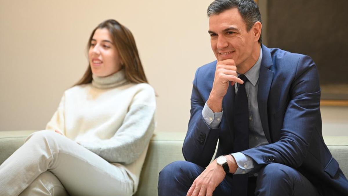 Ángela Silva y Pedro Sánchez, durante la reunión en el Palacio de la Moncloa, ayer en Madrid.