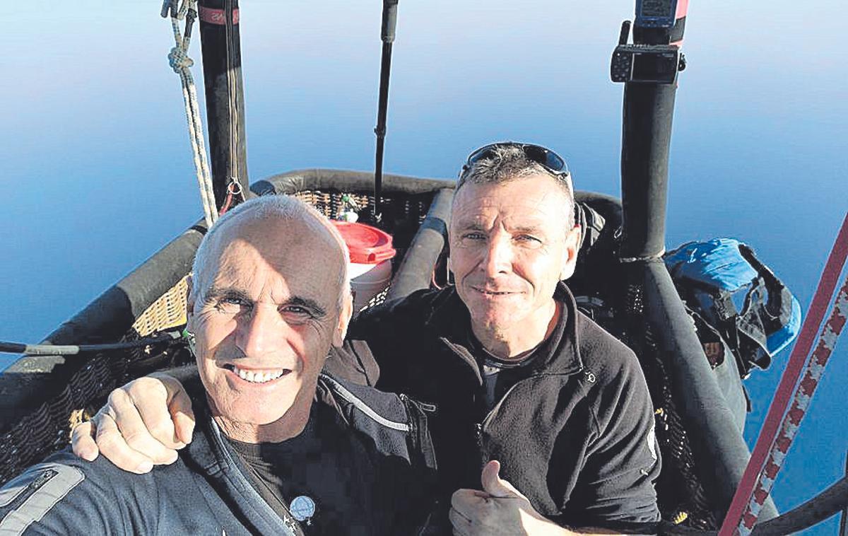 Los dos pilotos en un momento de su histórica travesía