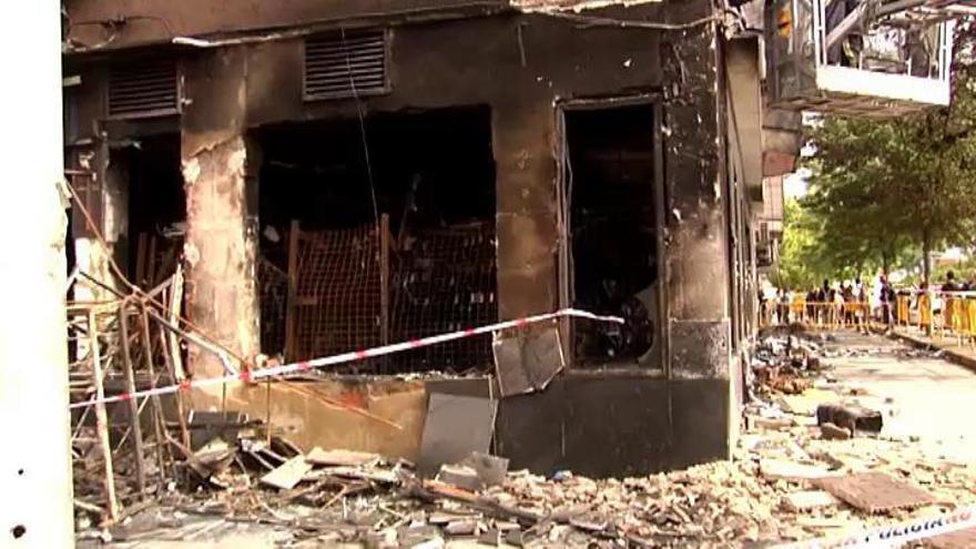 Un incendio en una tienda obliga al desalojo de tres viviendas en Huelva