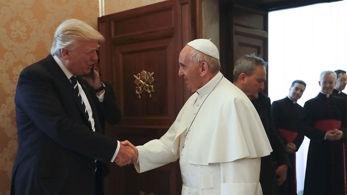 Donald Trump saluda al papa Francisco durante la audiencia que mantuvieron en el primer mandato del republicano, el 24 de mayo de 2017.