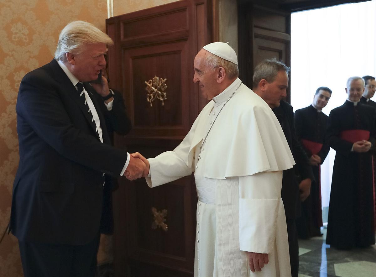 Donald Trump saluda al papa Francisco durante la audiencia que mantuvieron en el primer mandato del republicano, el 24 de mayo de 2017.