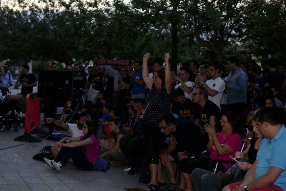 Los aficionados del UCAM lo celebran desde la universidad