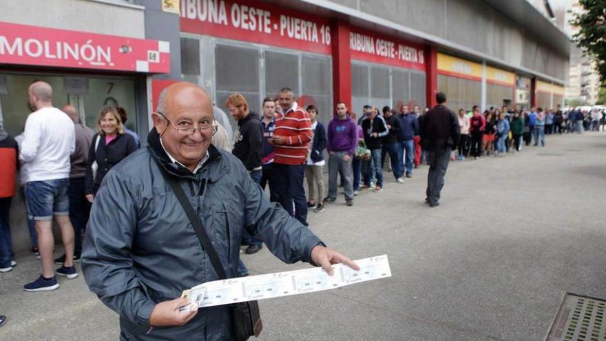 José Ramón Pariente posa con las cuatro entradas que retiró ayer en las taquillas de El Molinón.