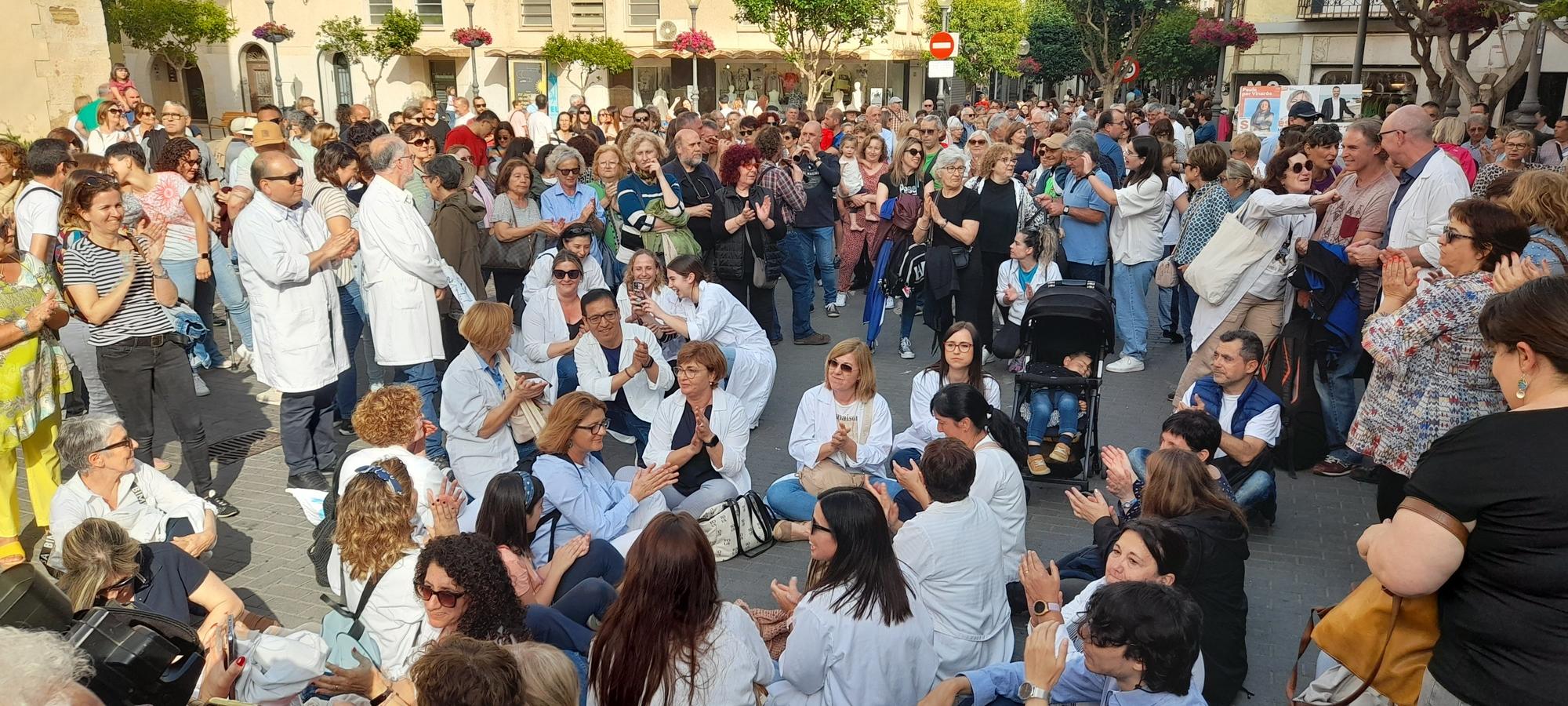 Fotos de la multitudinaria manifestación en Vinaròs para defender "una sanidad pública digna"