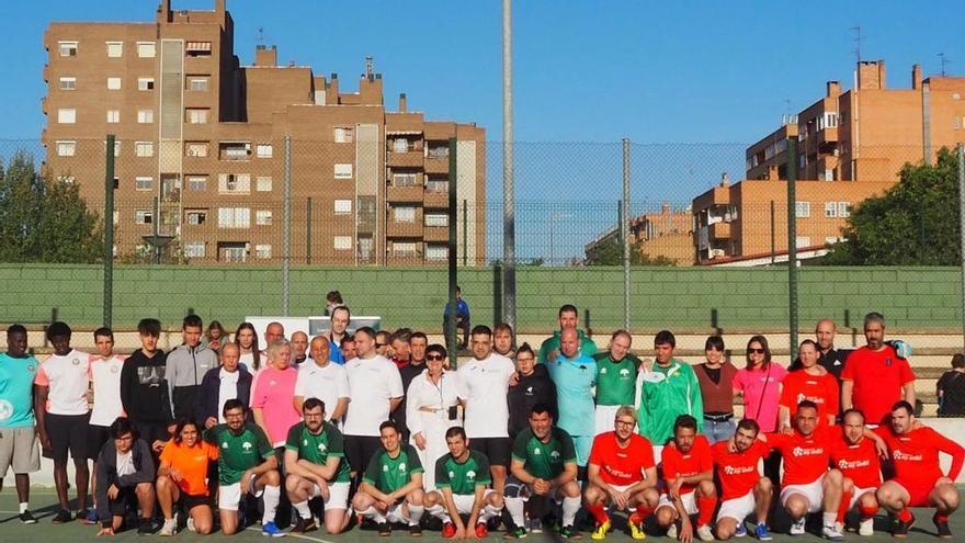 Los participantes en el torneo de fútbol por el aniversario de Asapme. | EL PERIÓDICOA