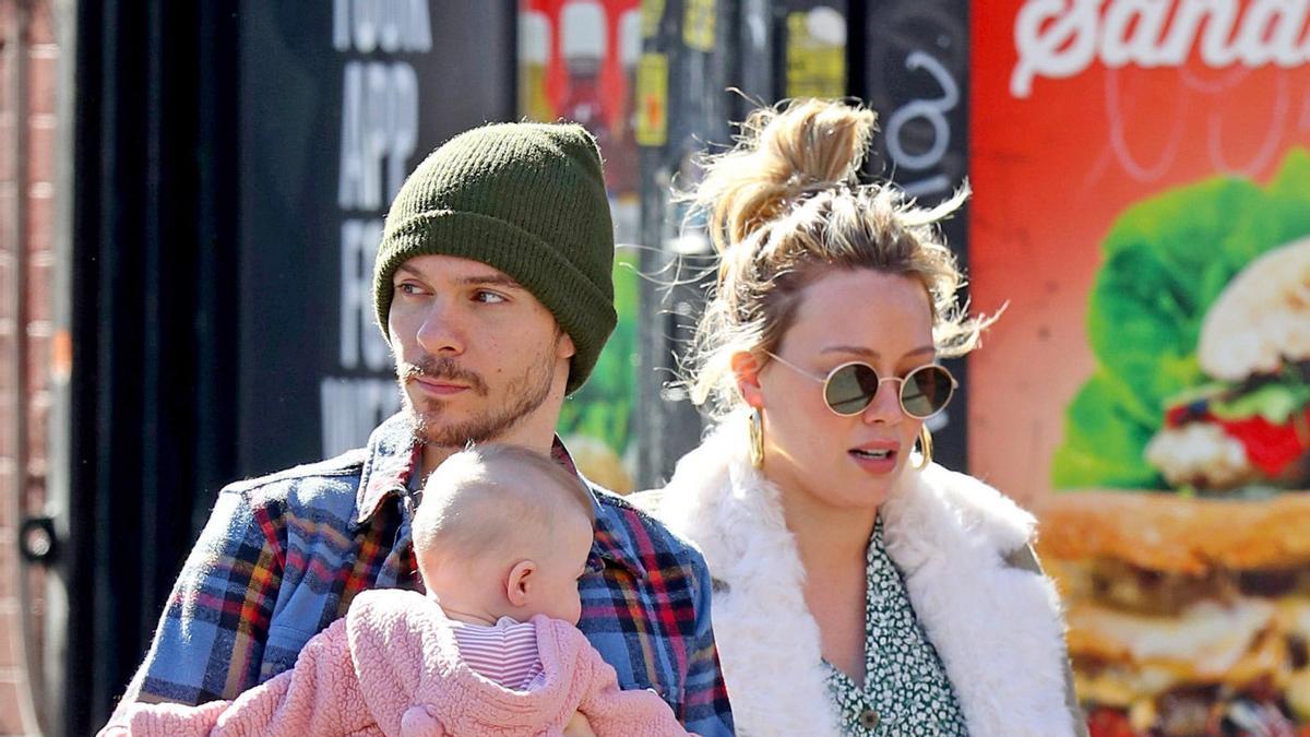 Hilary Duff, su novio Matthew Koma y su hija de paseo