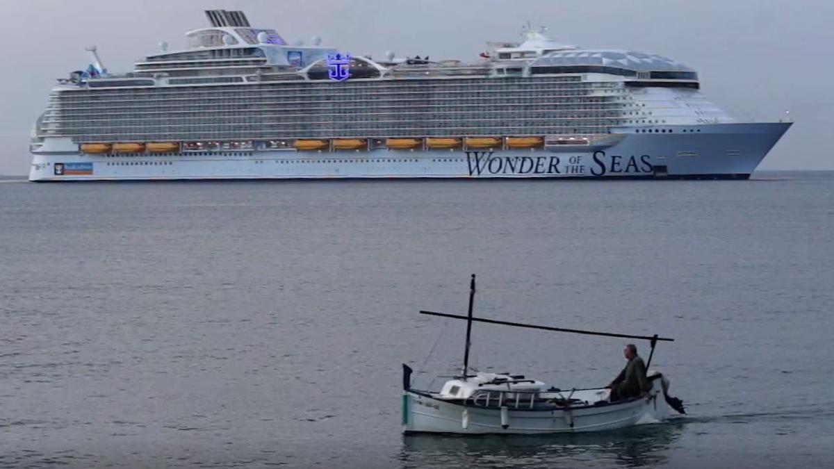 Hier fährt das Kreuzfahrtschiff "Wonder Of The Seas" in den Hafen von Palma de Mallorca ein