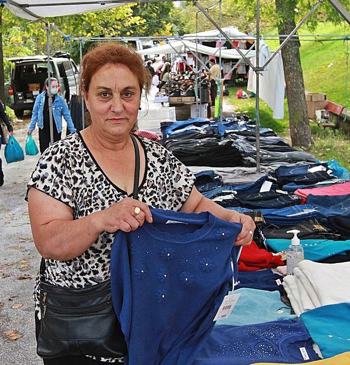 Josefa Romero en su puesto textil. |   // IÑAKI OSORIO