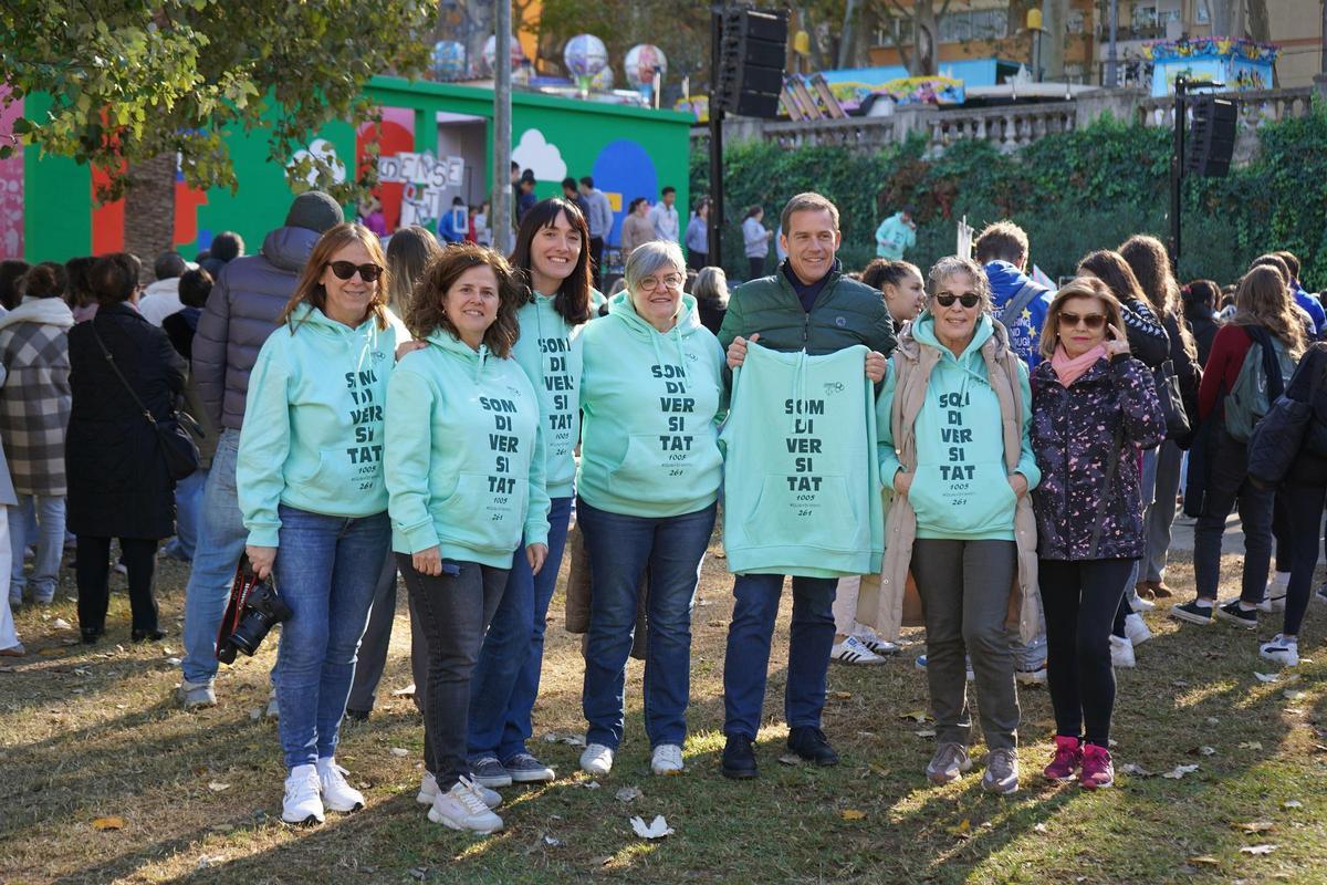 Representantes de Aspromivise y del Ayuntamiento de Xàtiva, en el evento organizado en el Jardí de la Pau.