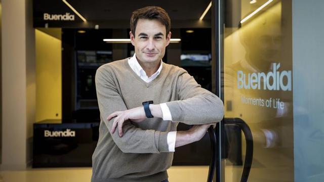 José Alonso, en la sede de Buendía Tours, en la calle Uría de Oviedo. | IRMA COLLÍN