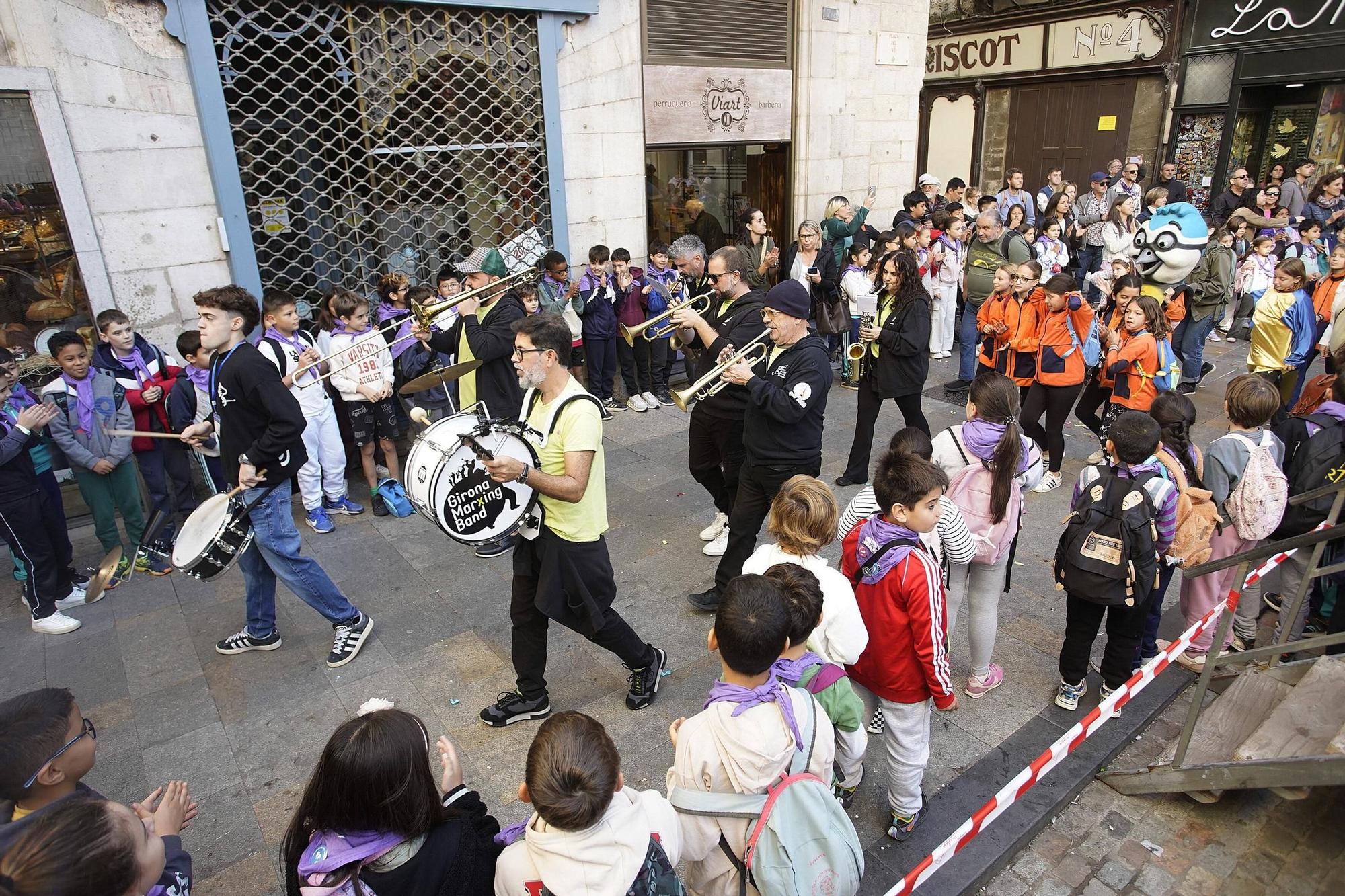 Les fotos de la cercavila d'escoles amb la Girona Marxing Band i els Gegantons de Girona
