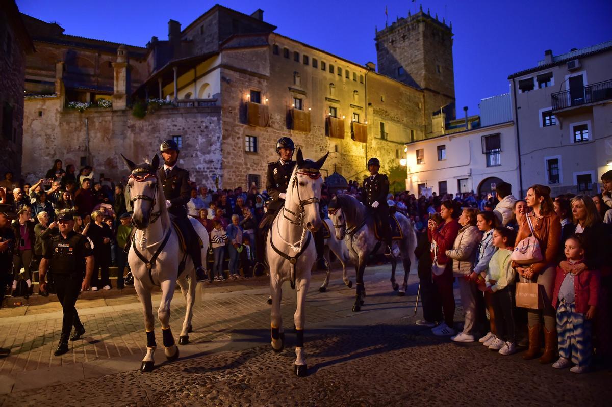 Jinetes de la Policía Nacional a caballo, en la procesión de La Columna en Plasencia.