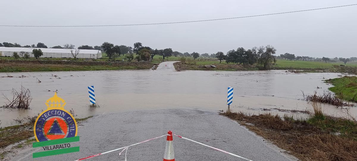 Carretera de Villaralto a Dos Torres, cortada por el agua.