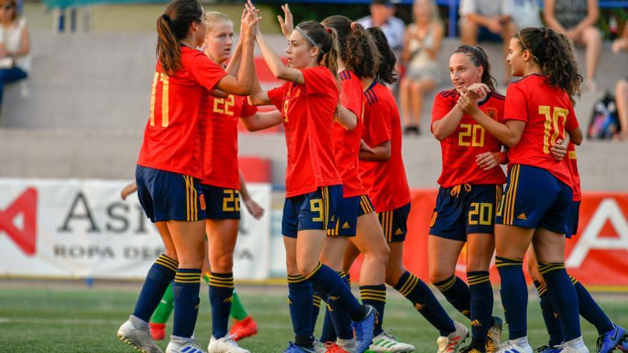 Las jugadoras españolas celebran el triunfo.