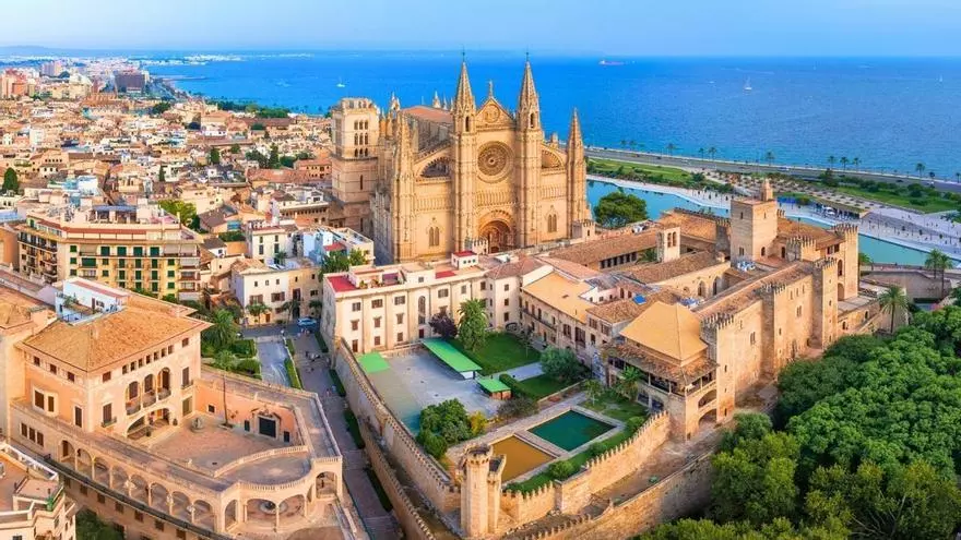 El paseo marítimo que termina a los pies de una catedral gótica sobre el mar: kilómetros llanos de palmeras entre molinos y veleros