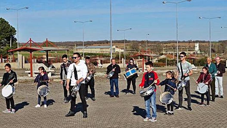 Ensayo de la banda de tambores en la estación de autobuses de Alcañices.