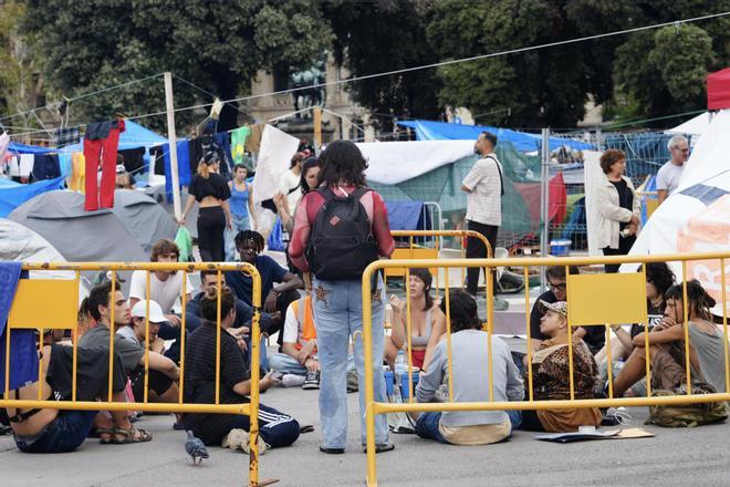 La acampada por la vivienda en Barcelona "resiste" la noche de temporal en plaza Catalunya: "No nos gana la crisis climática"