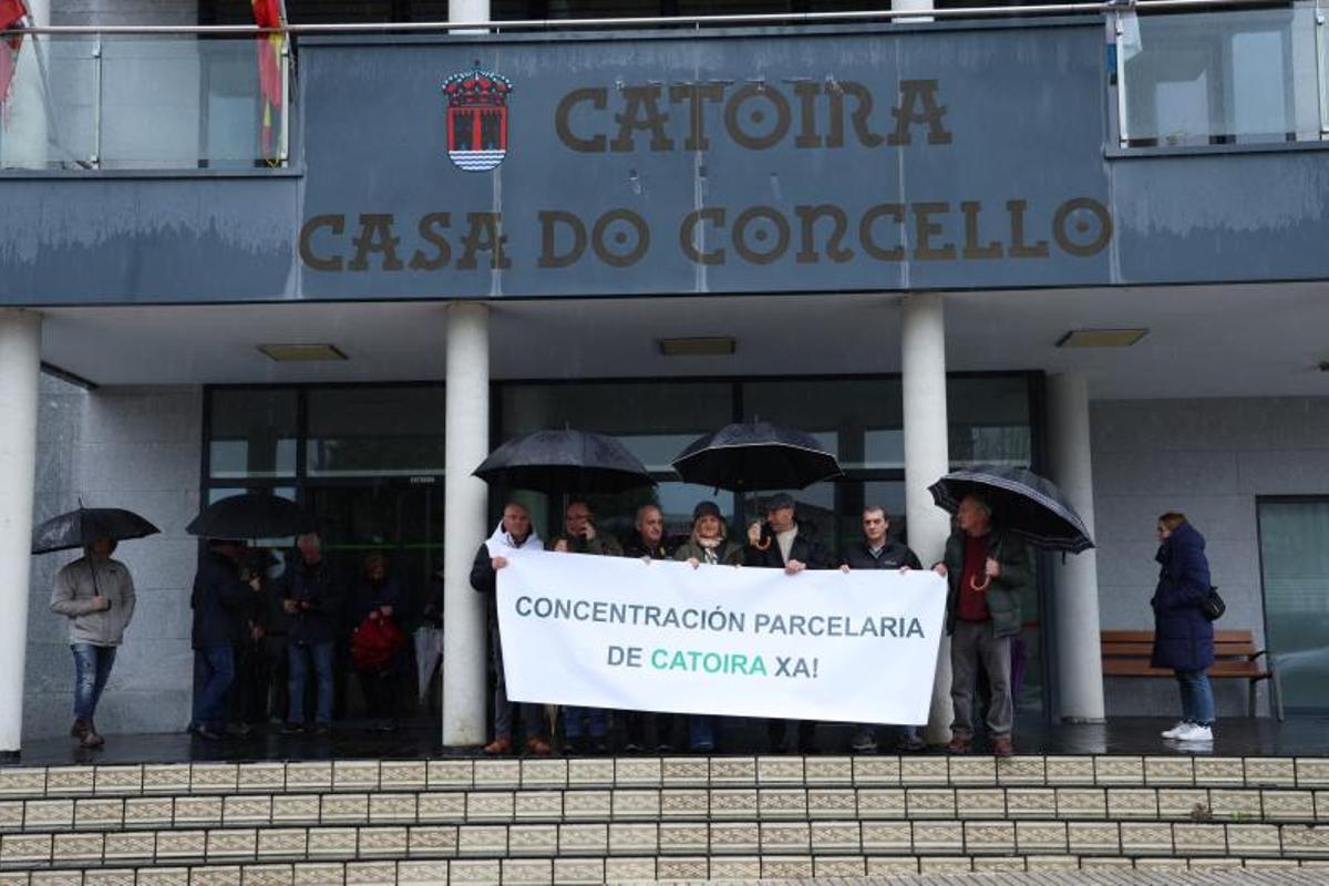 Una protesta vecinal por la tardanza de la parcelaria de Catoira, el año pasado.